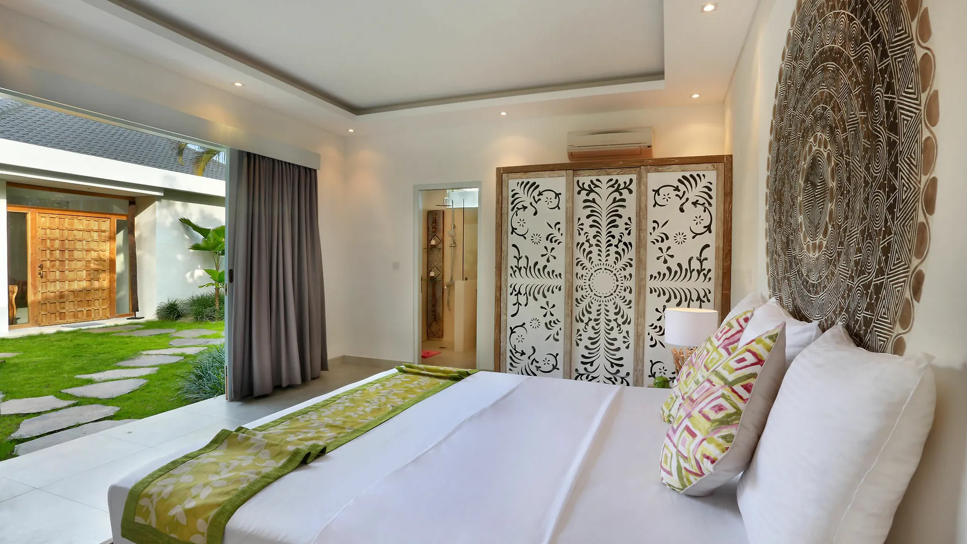 Seminyak White Design Villa